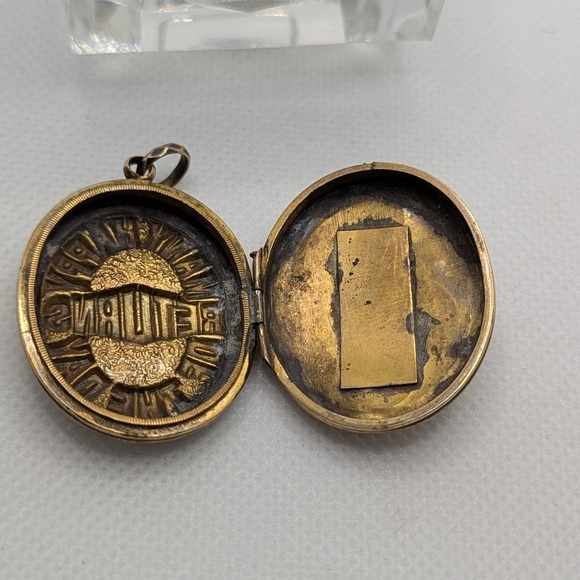 🌹 Antique Victorian-Style "Many Happy Returns" Sentiment Locket - Picture 3 of 5
